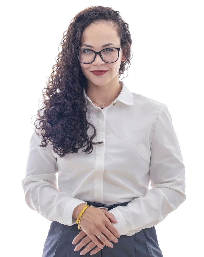 Aline Cardoso, advogada, sorrindo, de camisa branca e mãos unidas